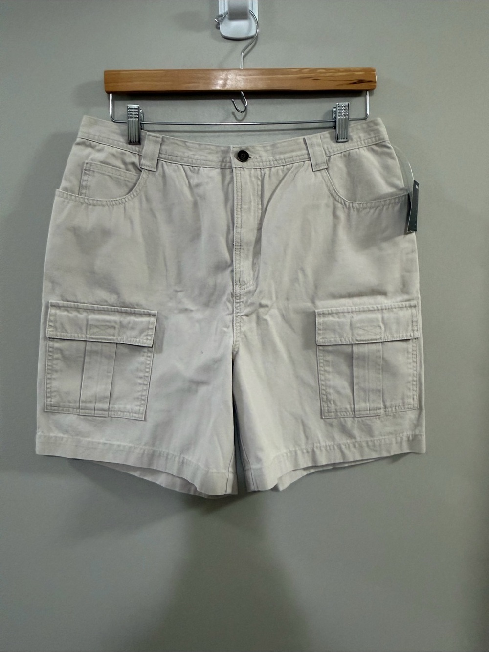 Relativity Women's Cargo Shorts in Light Beige